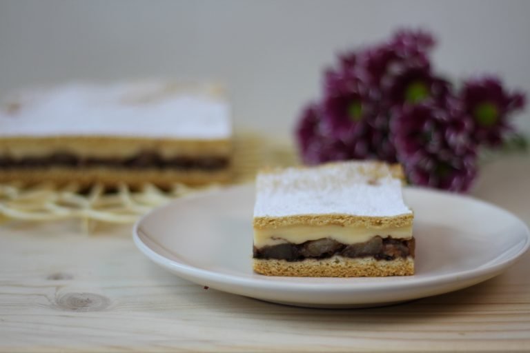 Shortbread cake with apples and custard