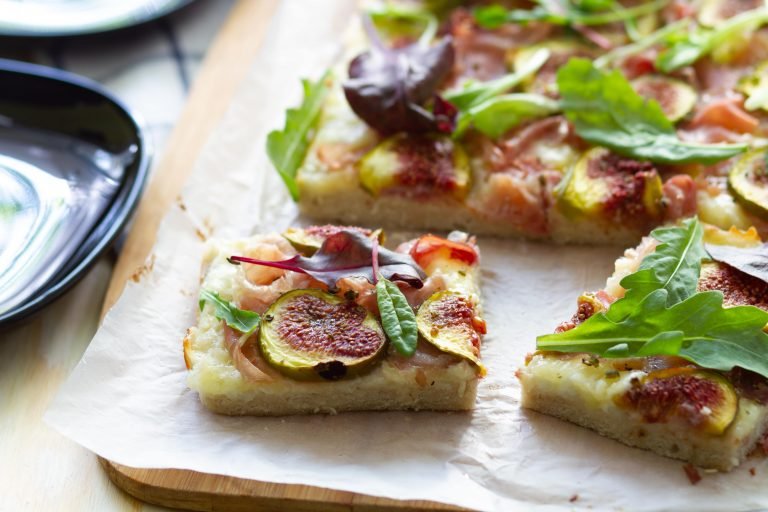 Gluten-free pizza with Parma ham and figs