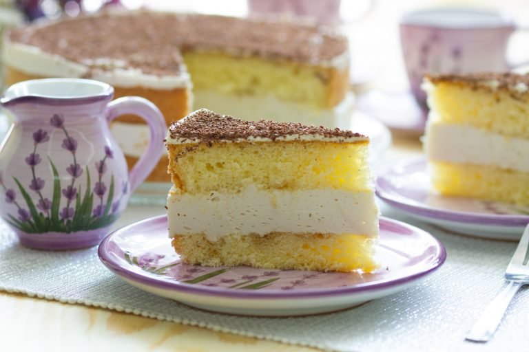 Sponge cake with tea cream