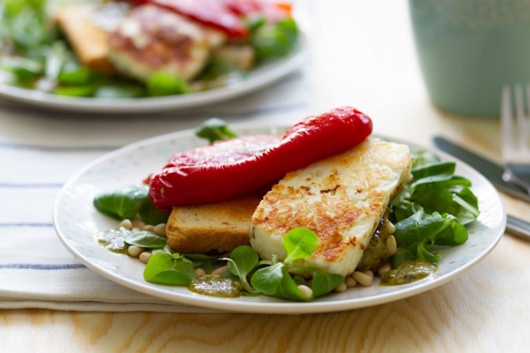 Grilled halloumi with toast and pesto