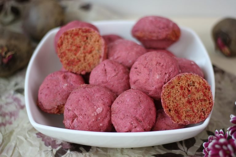 Beetroot and flax seeds buns