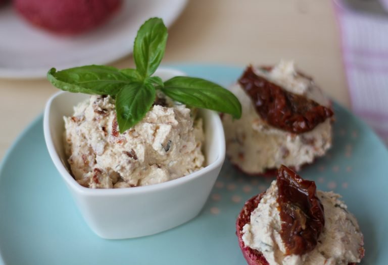 Quark cheese and sun-dried tomatoes spread