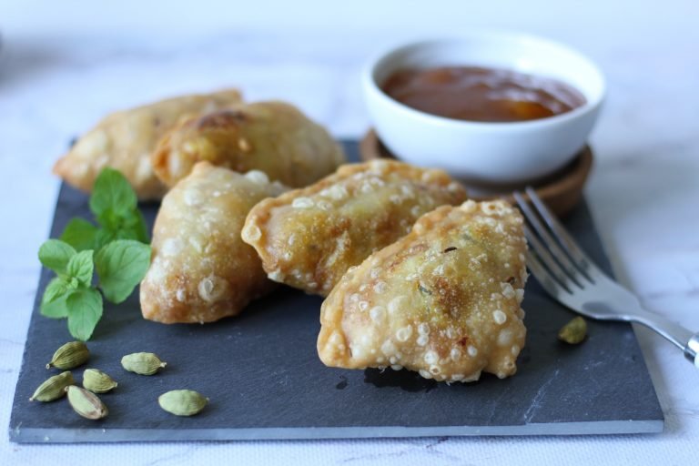 Samosa with chutney