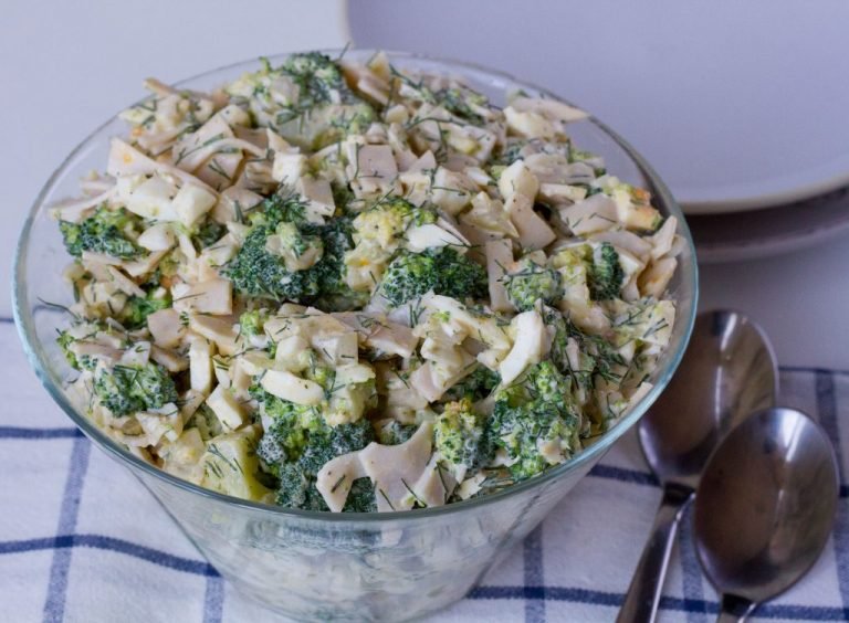 Broccoli and ham salad with eggs