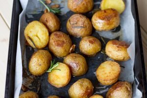Potatoes roasted with herbs