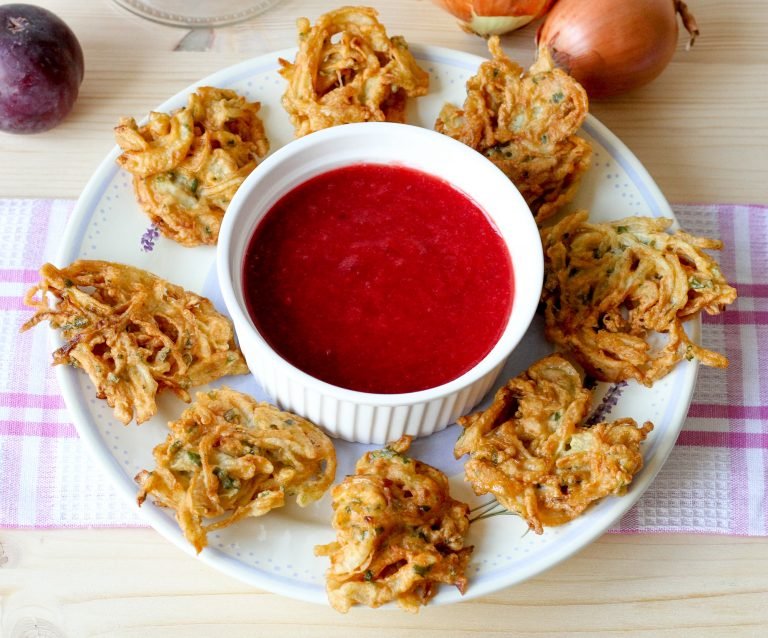 Onion bhaji with sauce