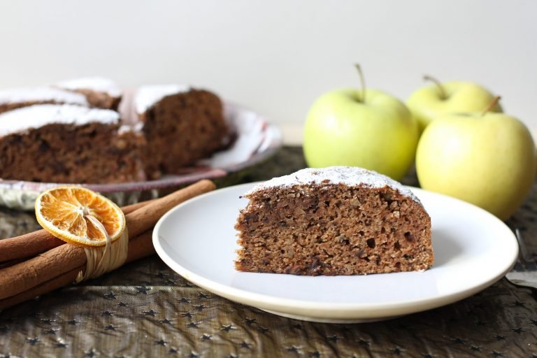 Apple cake with chocolate