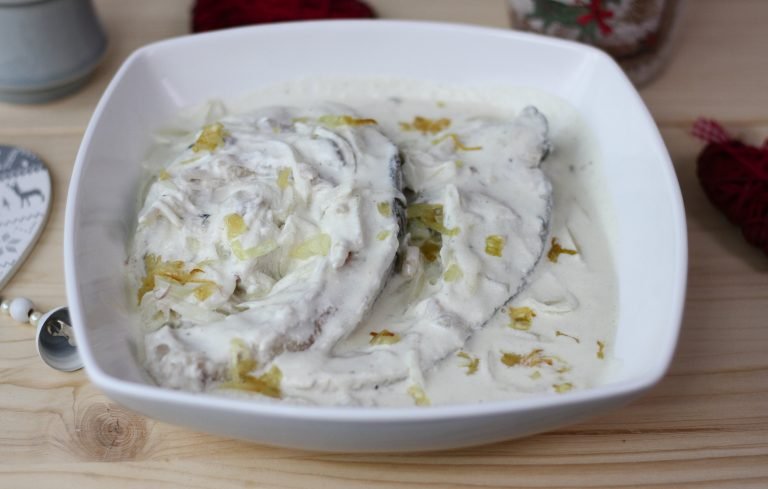 Carp with onion and cream