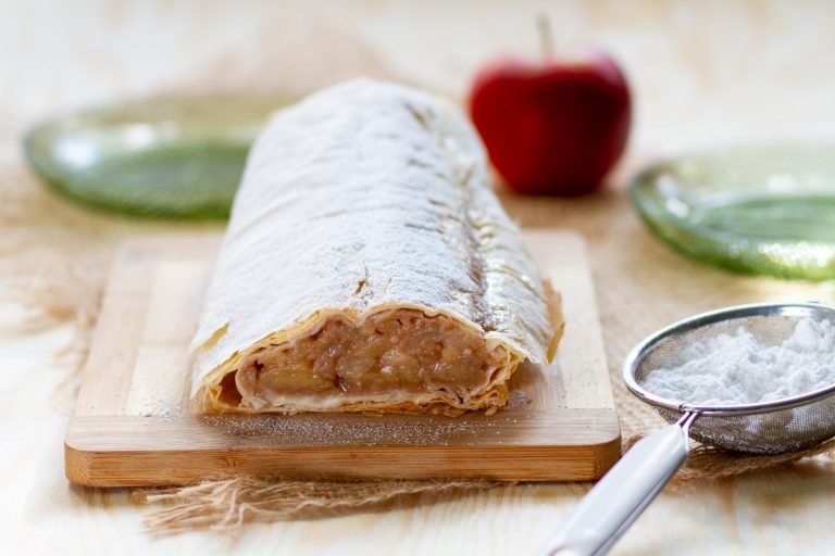 Strudel with creamy apples