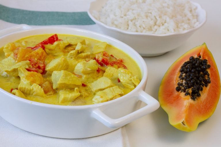 Papaya fruit with chicken and peppers
