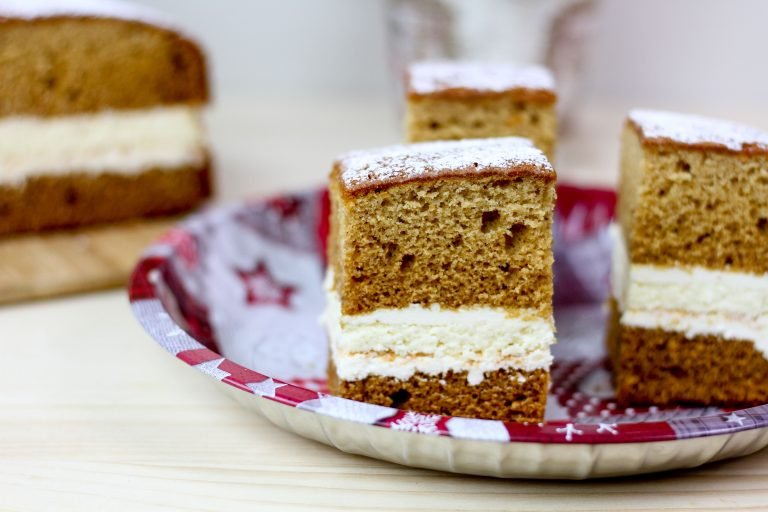 Gingerbread and cheesecake cake with cream