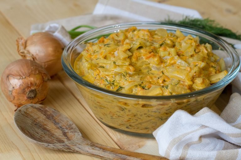Kohlrabi with carrot and onion