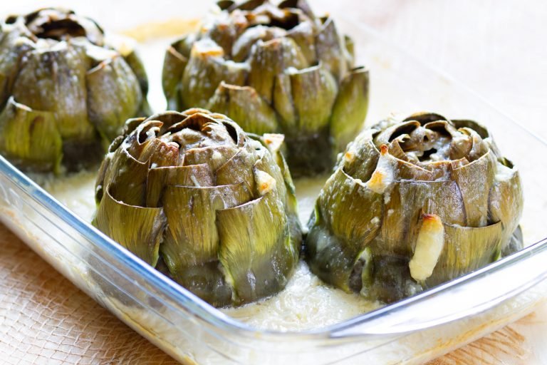 Artichokes in cheese sauce with garlic