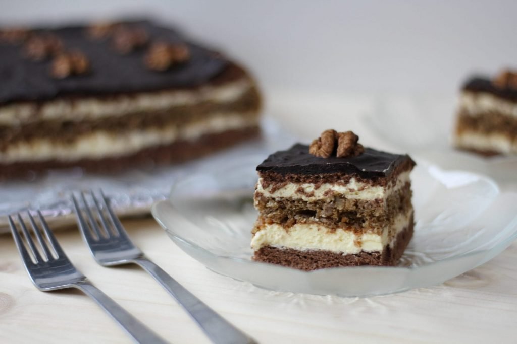Snickers cake with cream