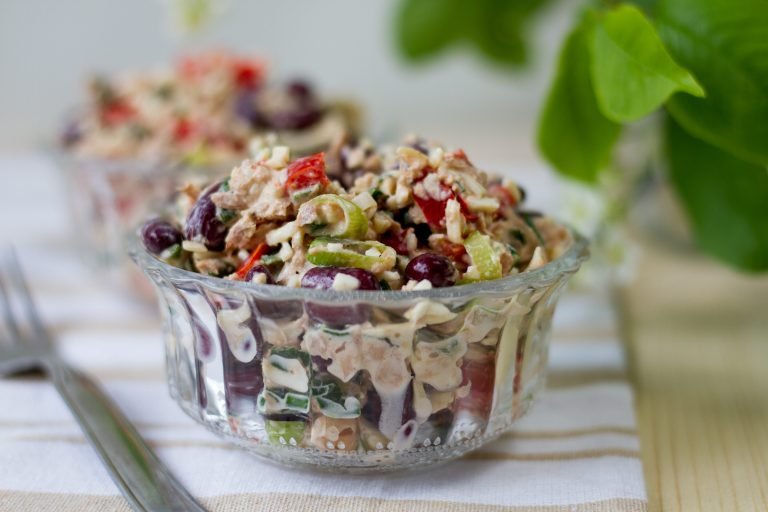 Salad with tuna and kidney beans
