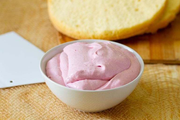 Cake cream from raspberries and mascarpone