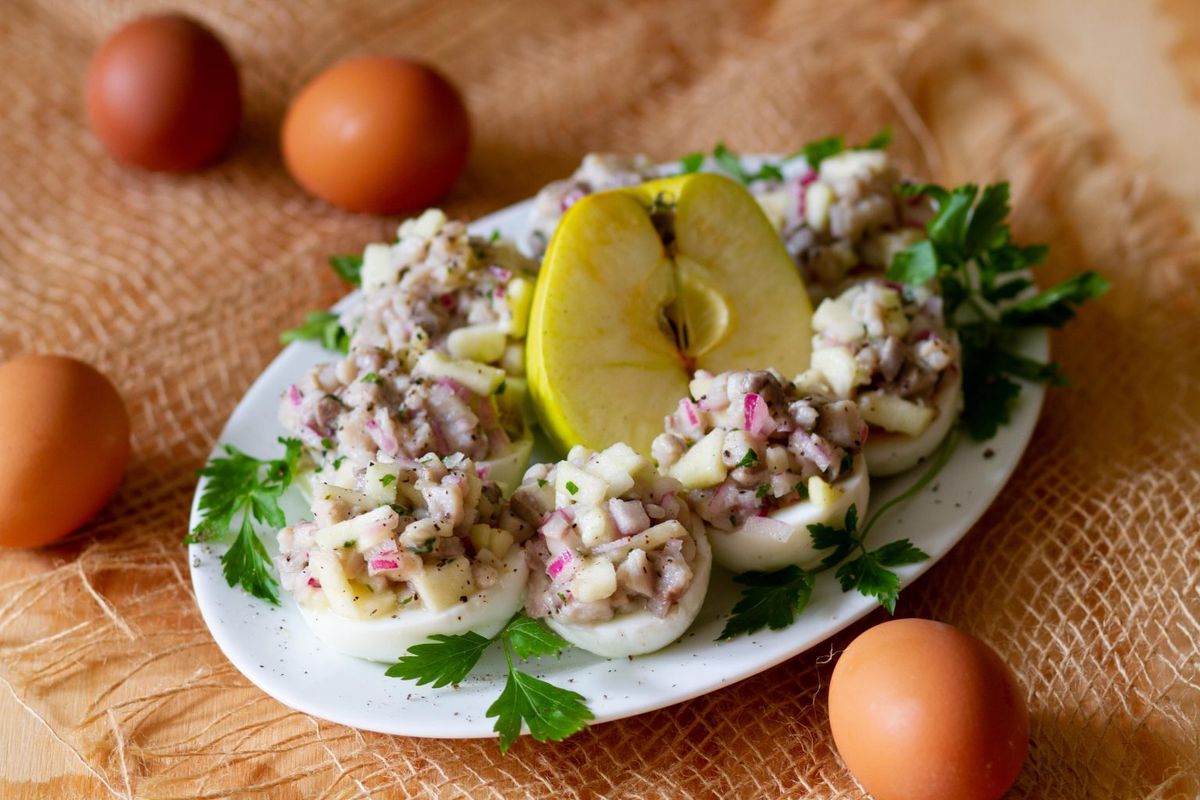 Devilled eggs with herring ⋆ MeCooks Blog
