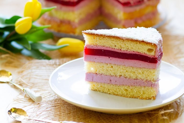 Sponge cake with cream and jelly