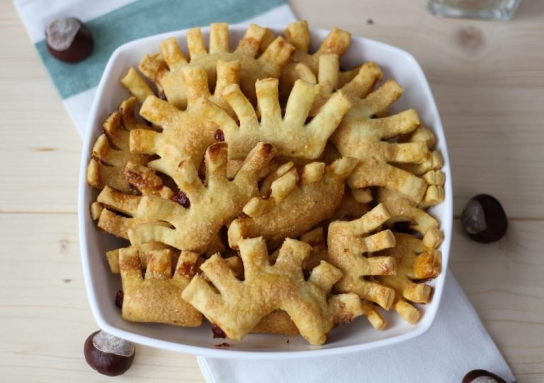 Pastry combs with marmalade