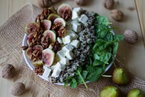 Salad with quinoa and figs