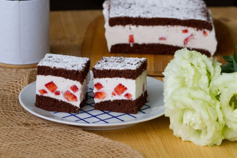 Cocoa cake with yoghurt cream and strawberries
