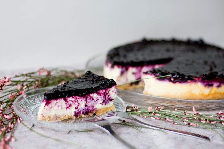 Cheesecake with blueberries