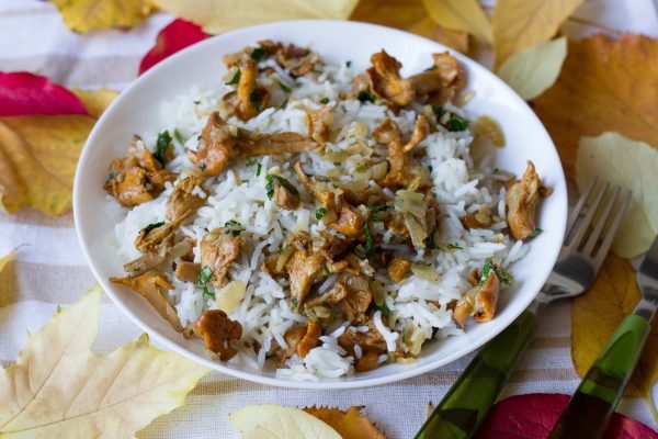 Boiled rice with chanterelles