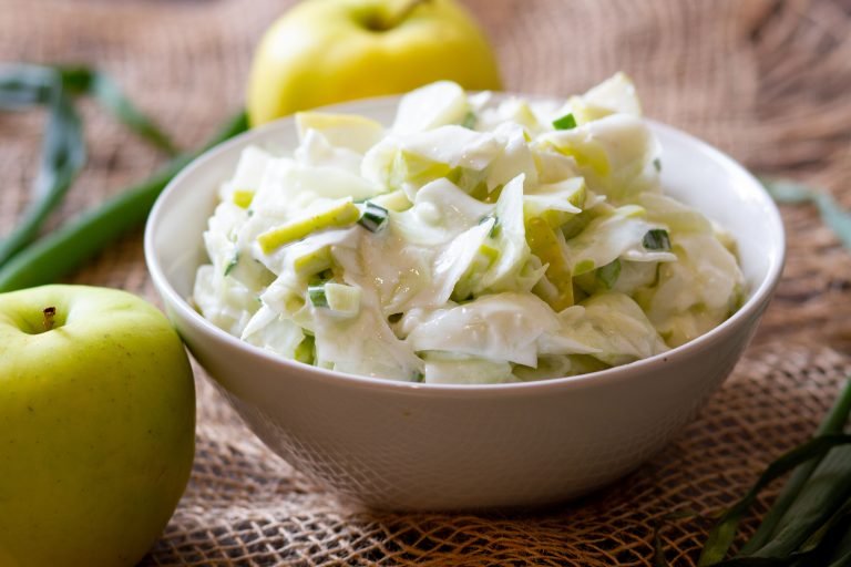 Kohlrabi salad with joghurt sauce