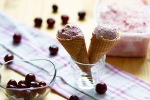 Ice cream with yoghurt and sour cherries