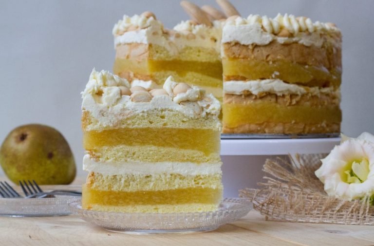 Cake with pear cream and jelly