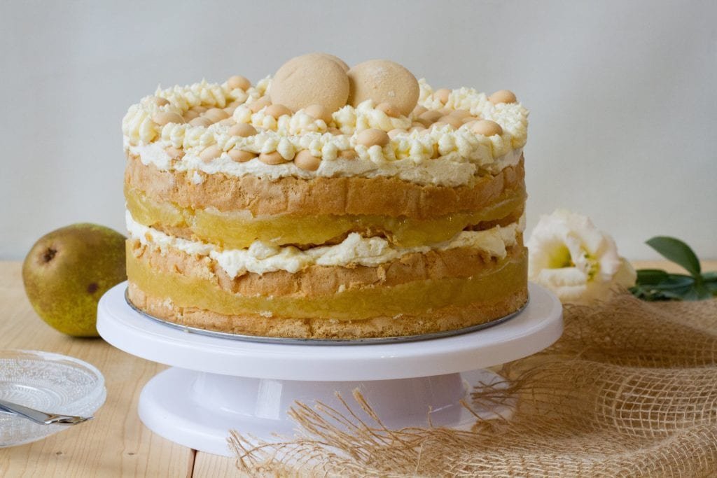 Cake with pear cream and jelly