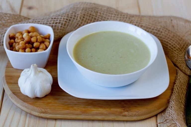 Soup with garlic and cream