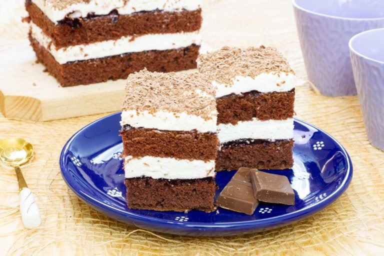 Currant cake wit cream