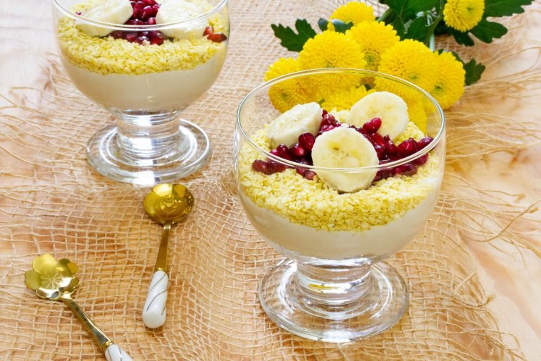 Yoghurt with fruits and millet