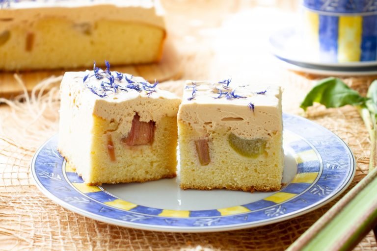 Rhubarb cake with cream