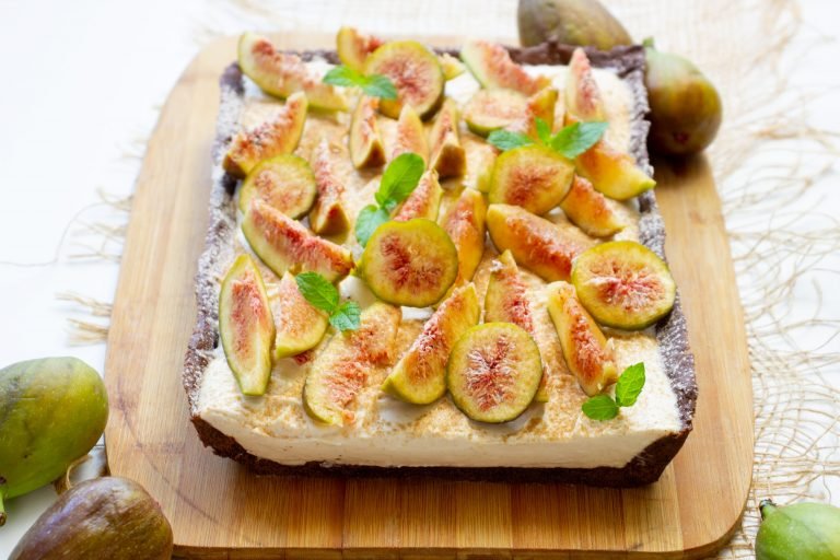 Shortbread cocoa cake with cream and figs