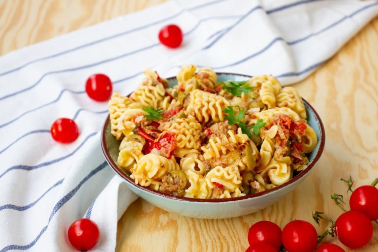 Tuna pasta with tomatoes