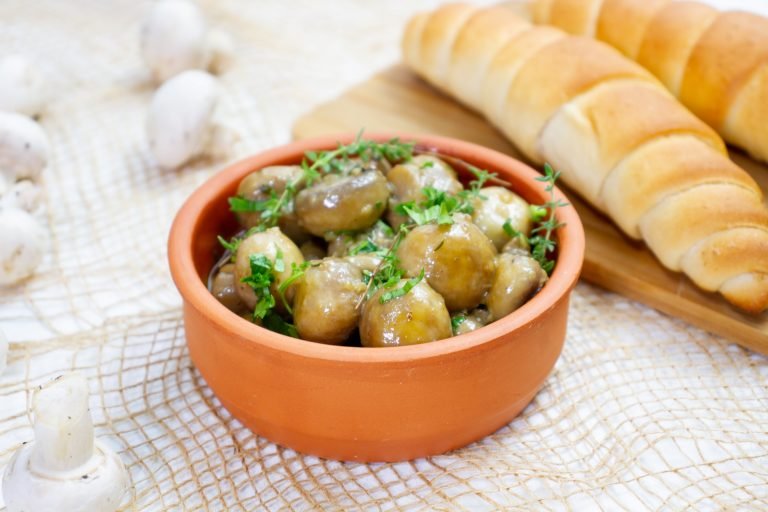 Garlic mushrooms with herbs
