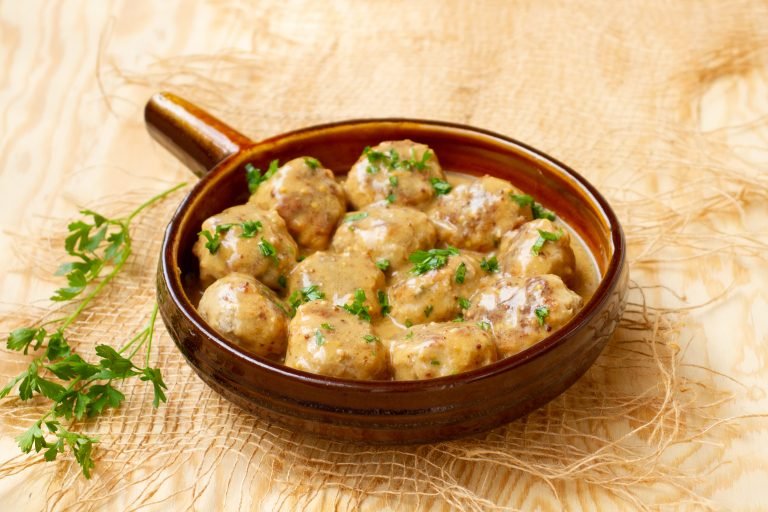 Meatballs in a creamy sauce