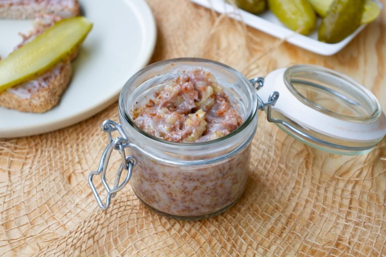 Lard with onion and crackling