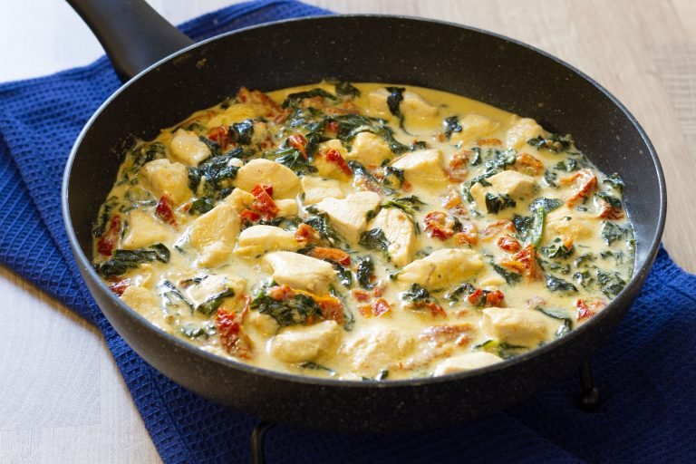 Chicken with spinach and tomatoes