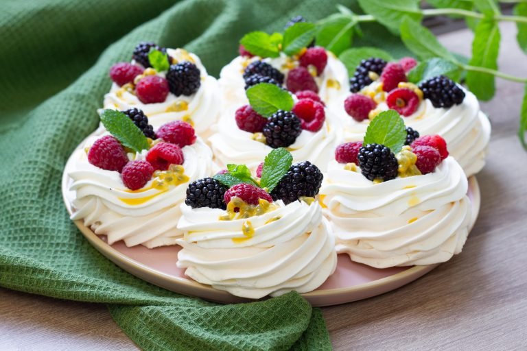 Mini Pavlova dessert