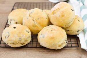 Recipe for wheat rolls with olives