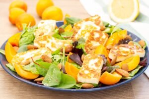 Recipe for salad with halloumi cheese and apricot