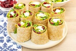 Recipe for tortilla rolls with Camembert, cranberries and corn salad