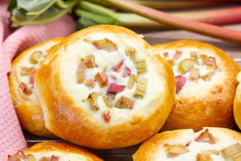 Recipe for buns with rhubarb and custard