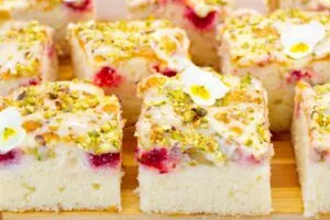 Recipe for yoghurt cake with raspberries and rhubarb