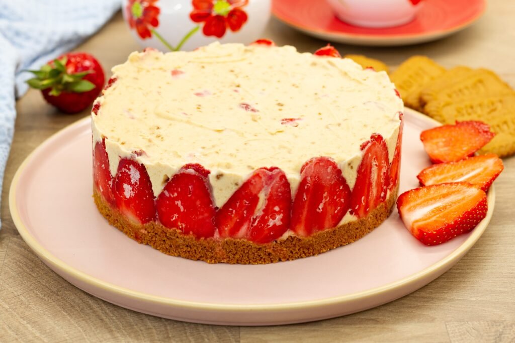 Recipe for ice cream cake with strawberries and cookie cream