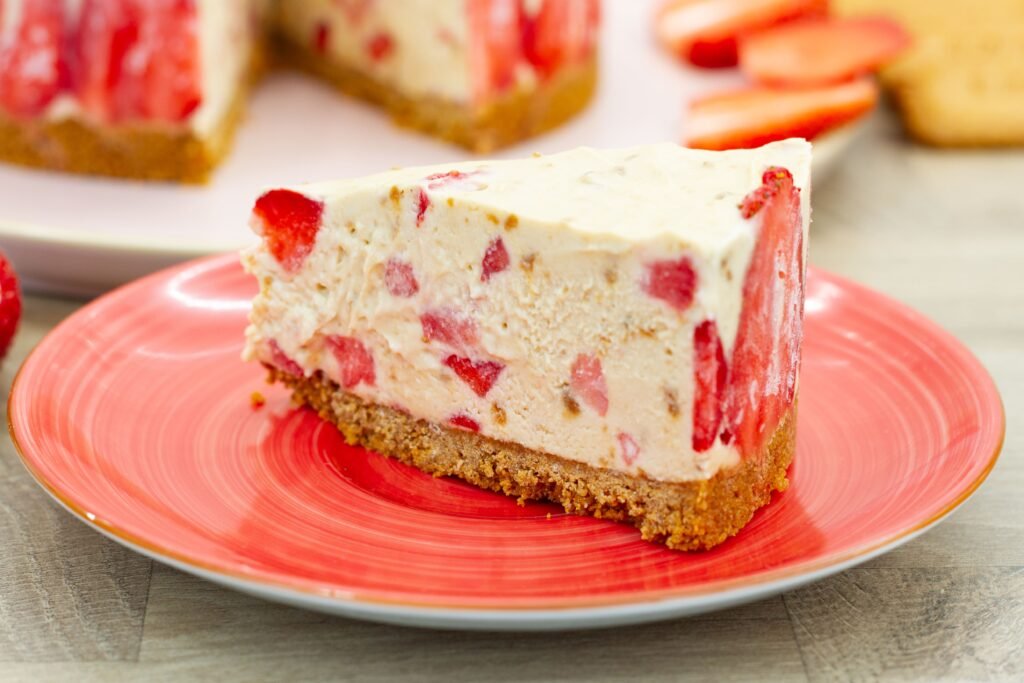 Recipe for ice cream cake with strawberries and cookie cream