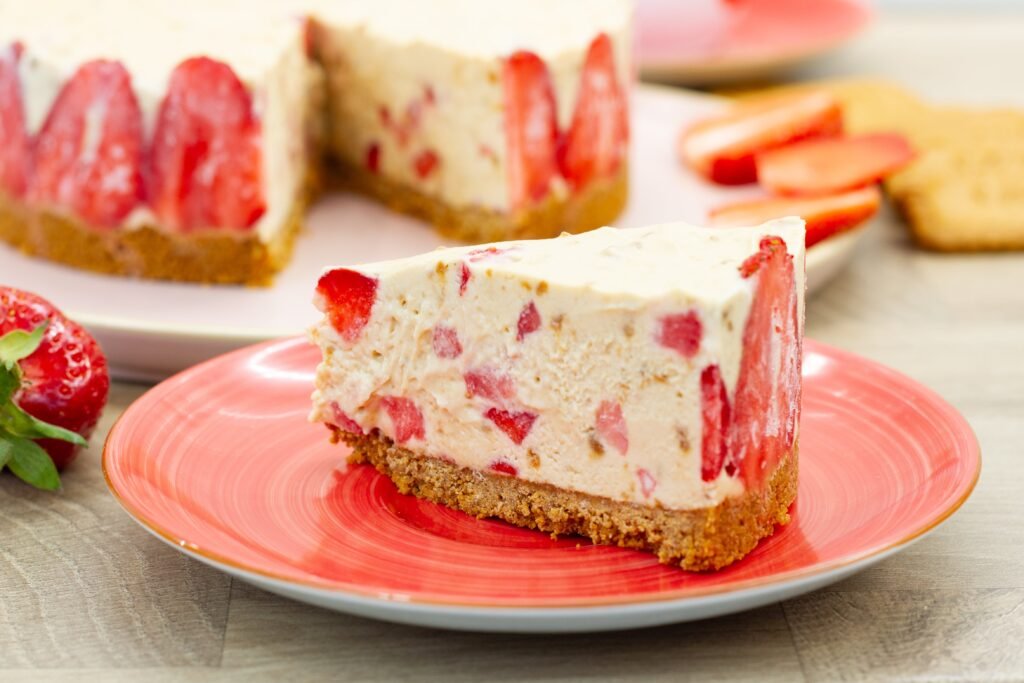 Recipe for ice cream cake with strawberries and cookie cream